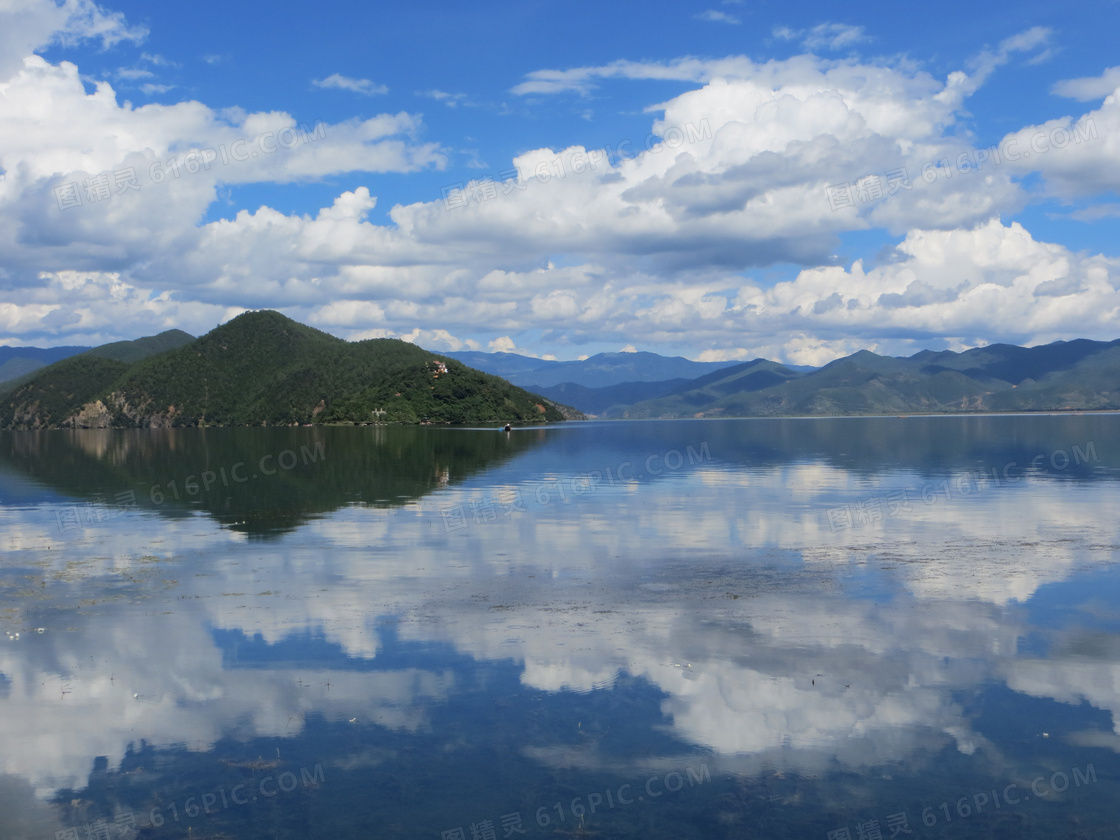 蓝天下的泸沽湖美丽倒影摄影图片