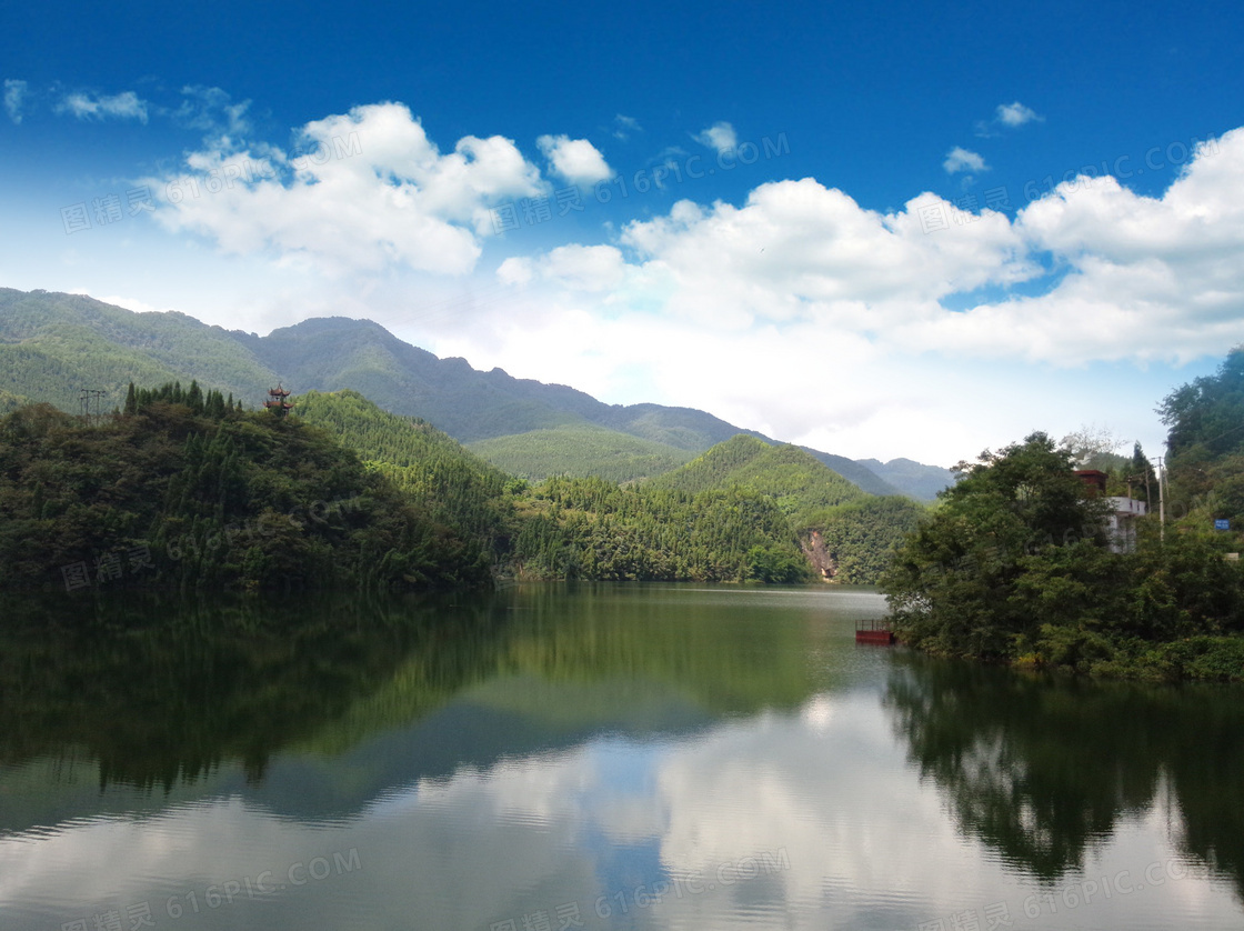 山坡下的水库美丽风景摄影图片