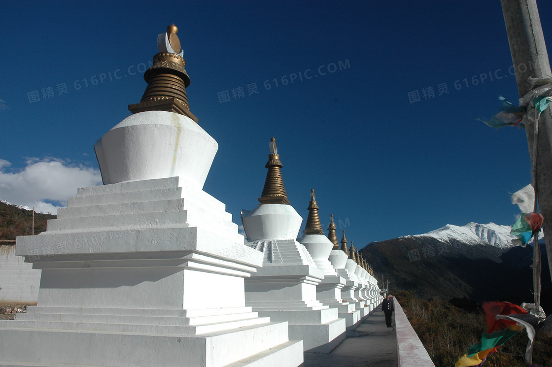 蓝天白云雪山与飞来寺摄影高清图片