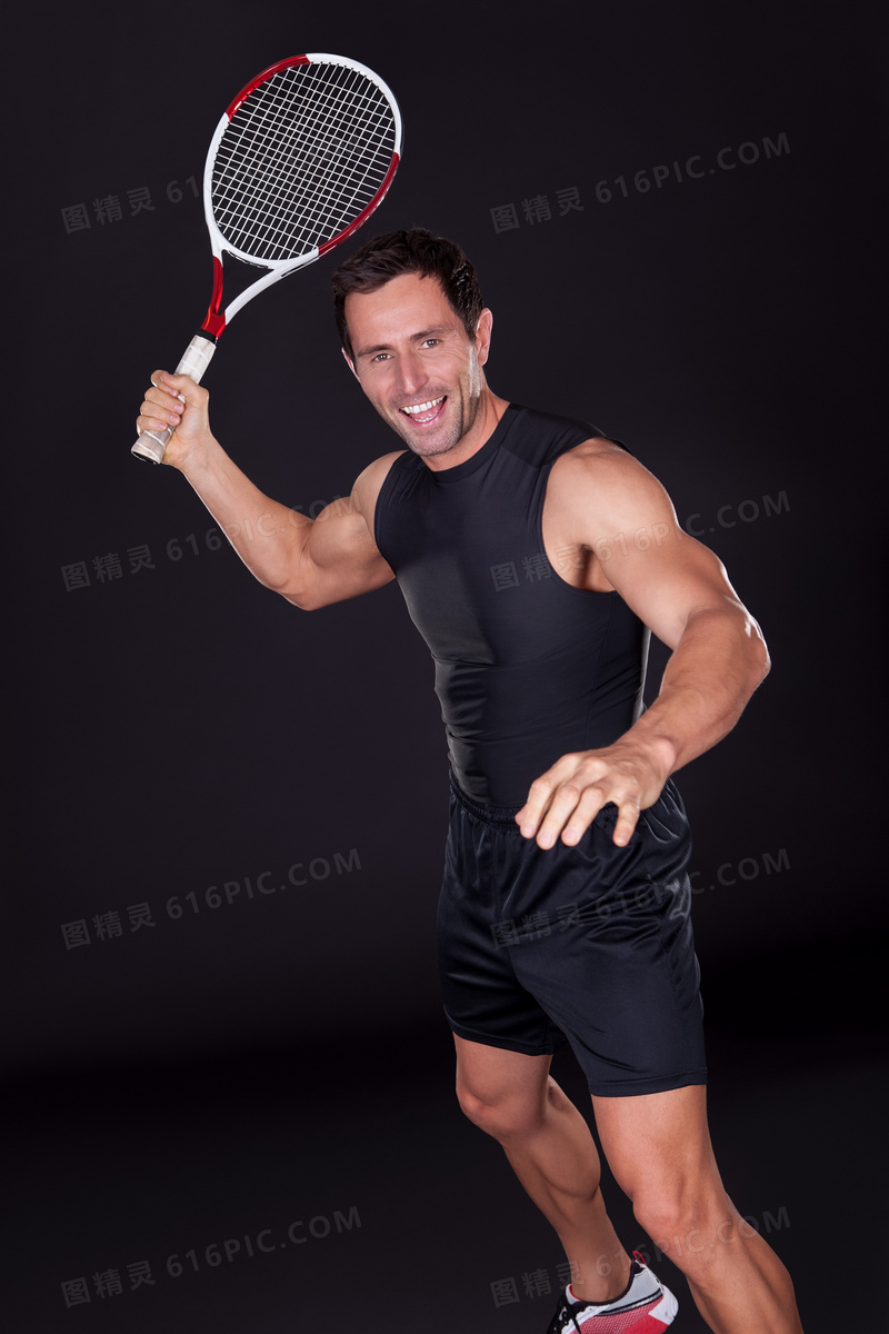 挥舞网球拍的肌肉猛男摄影高清图片