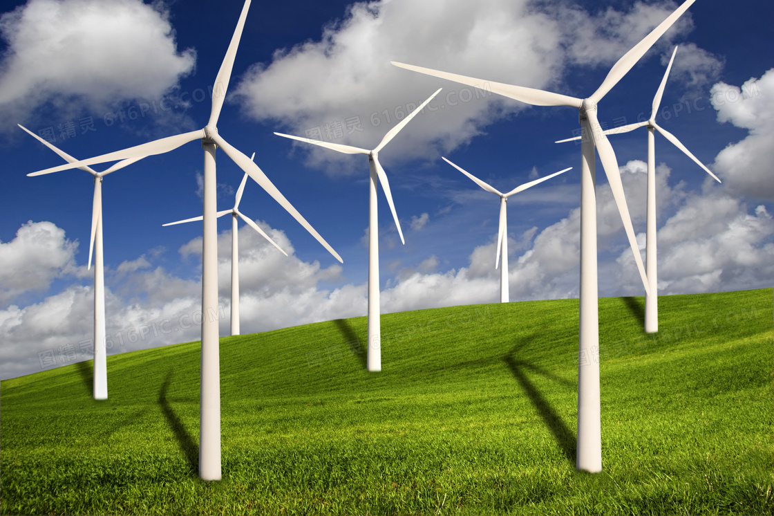 草地上的风力发电设施摄影高清图片
