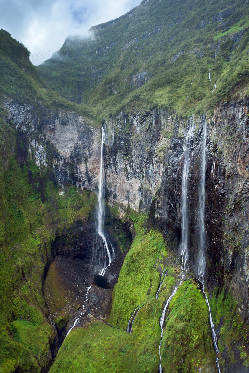落入山涧中的瀑布景观摄影高清图片
