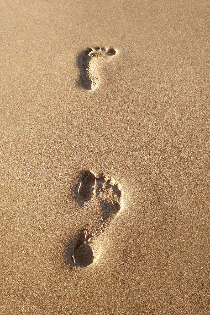 沙滩上的脚丫子印迹高清摄影图片