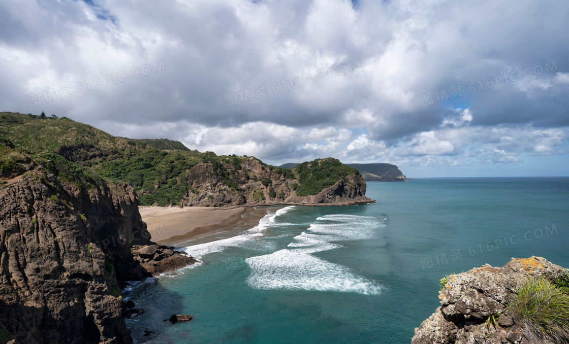 多云天空下的海景山峰摄影高清图片