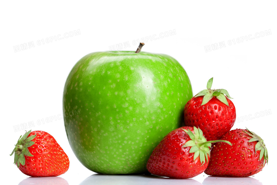 青苹果与几颗草莓特写摄影高清图片