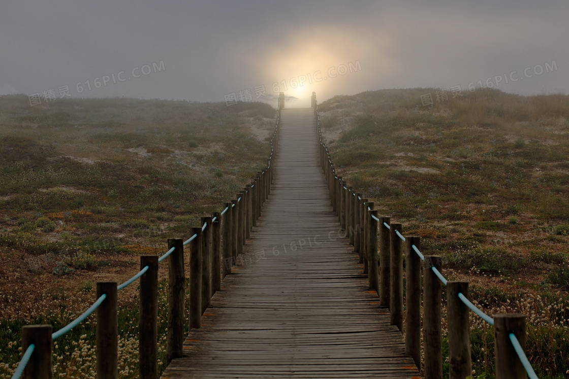 清晨雾气蒙蒙的木桥摄影图片