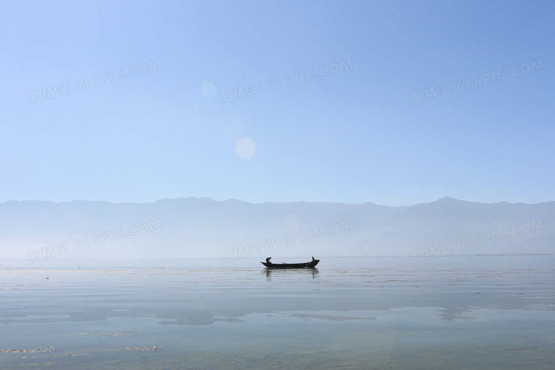 湖泊上打渔的渔民摄影图片