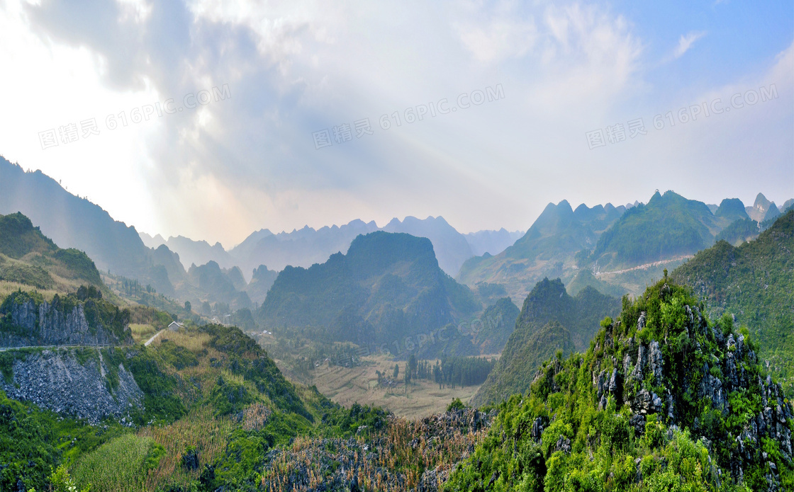 天空下的山川美景摄影图片