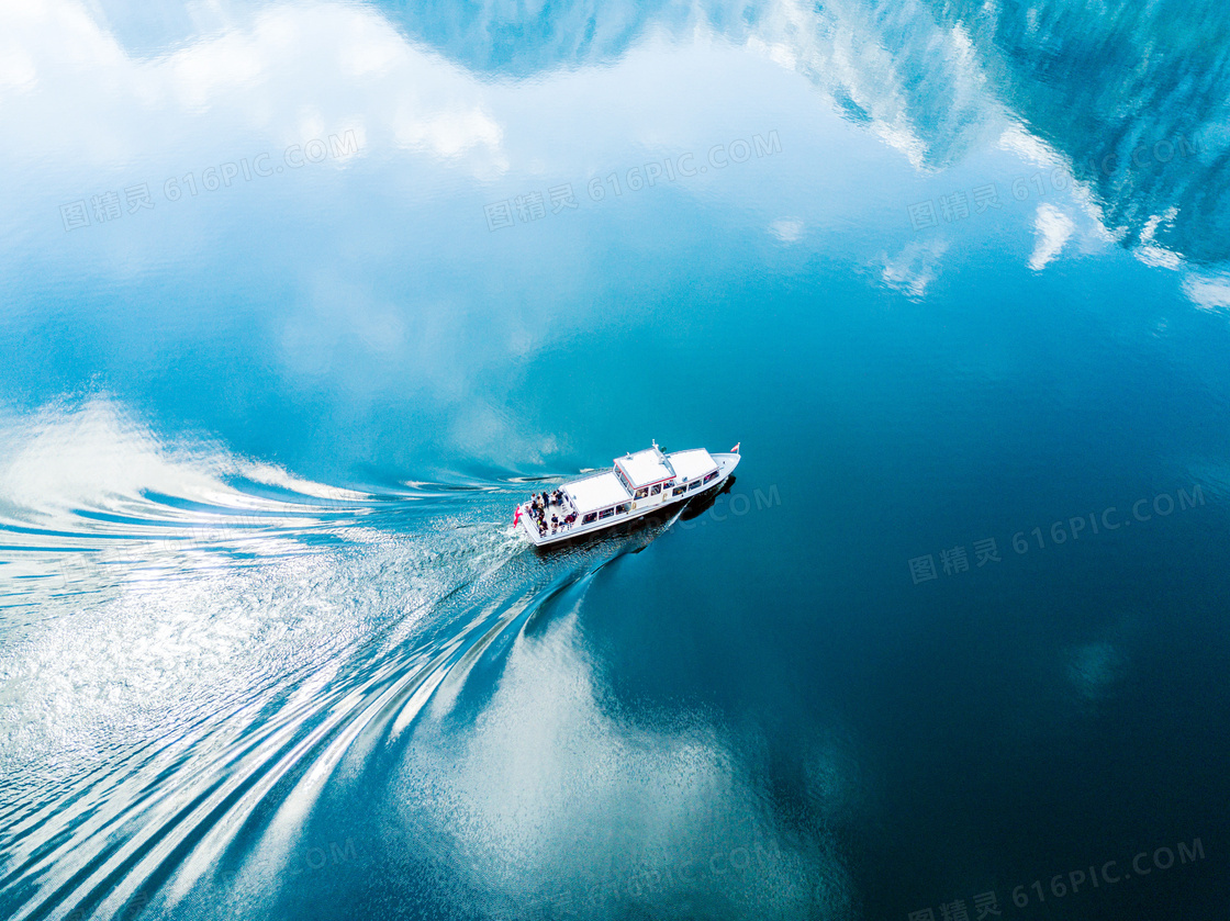 湖泊中航行的游船俯拍图摄影图片