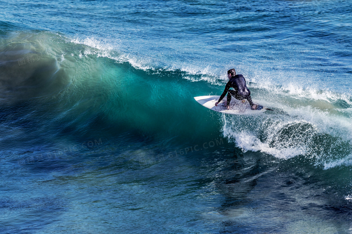 湛蓝海水上的冲浪人物摄影高清图片