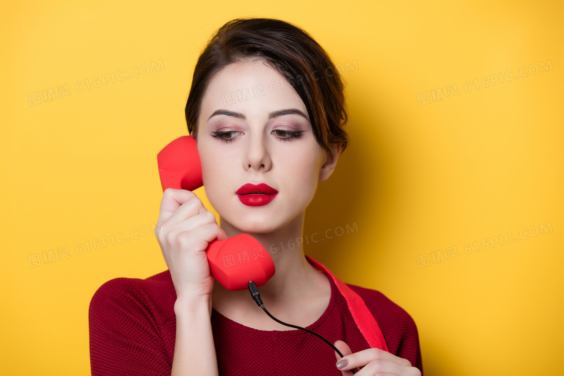 正在打电话的浓妆美女人物摄影图片