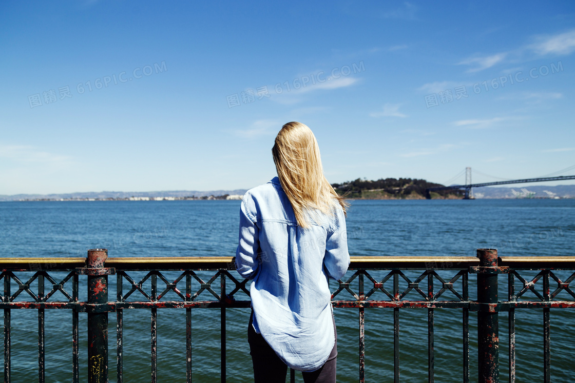 站在海边看海景的金发美女摄影图片