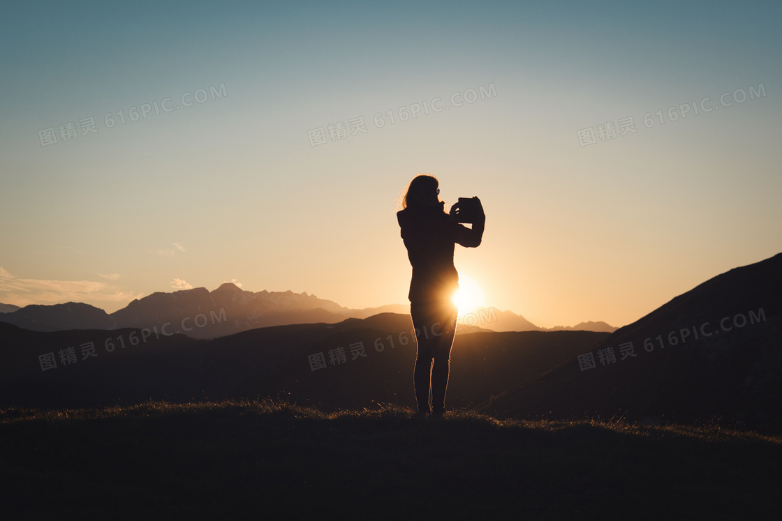 群山与快要下山的夕阳摄影高清图片