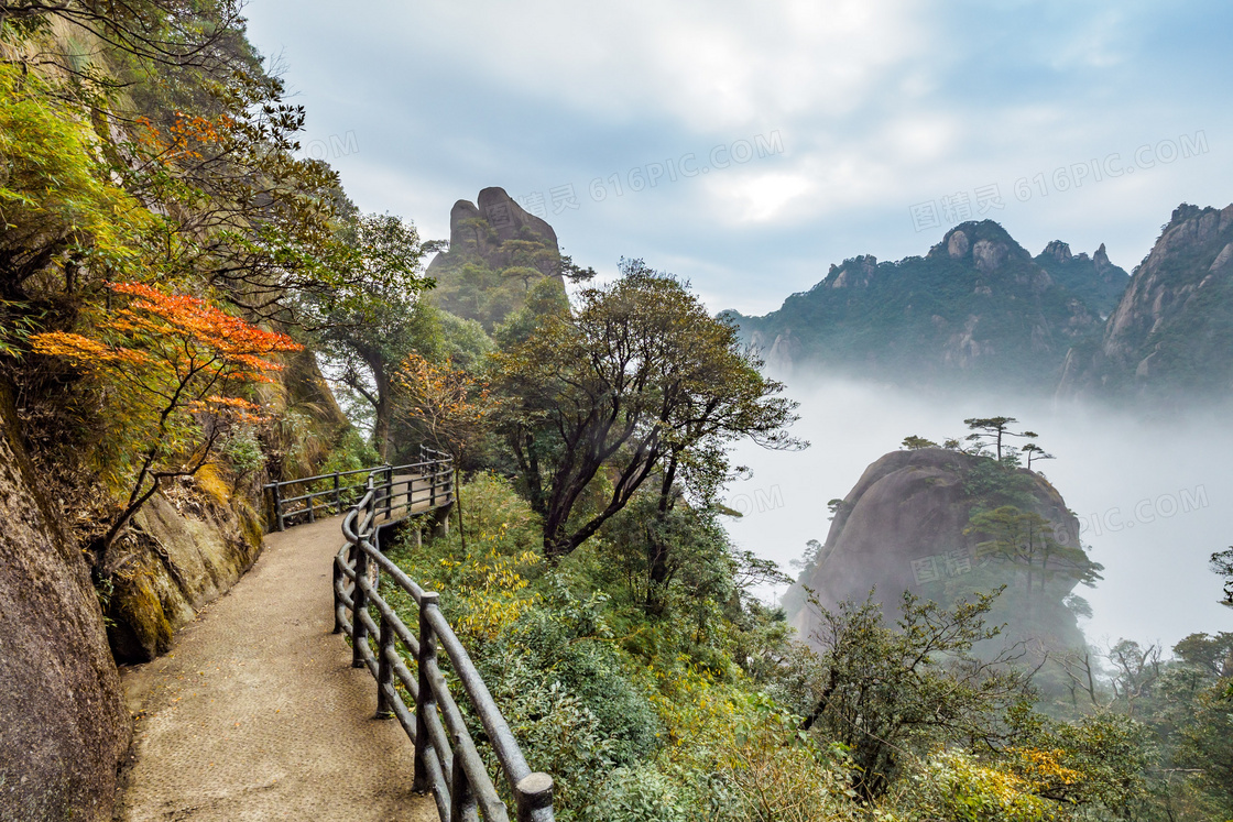 高山与山谷升腾的云雾摄影高清图片
