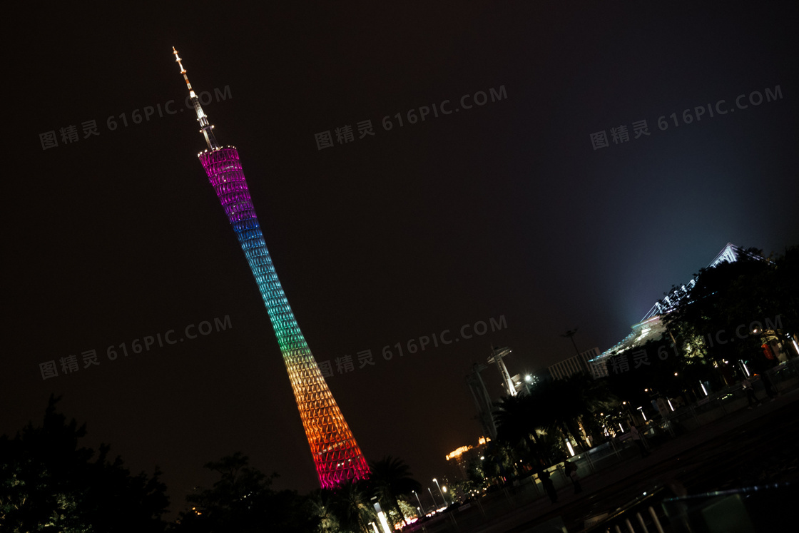 夜晚亮起炫丽灯光的广州塔高清图片