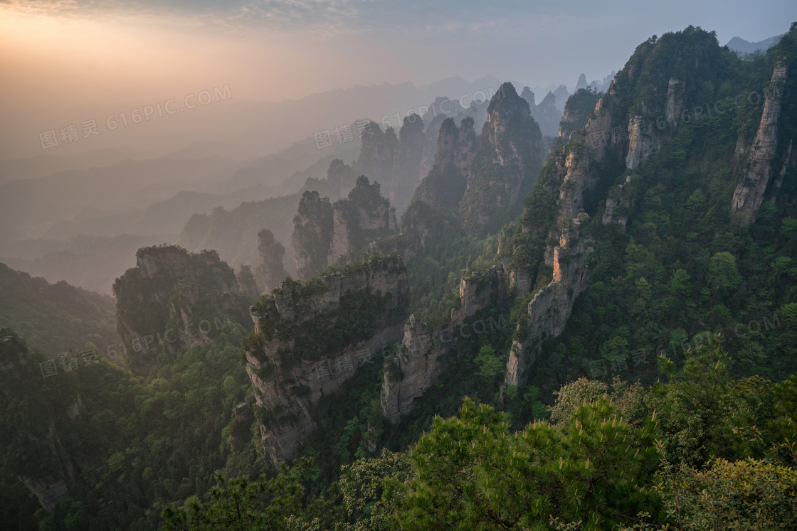 山间奇石怪峰自然风光摄影高清图片