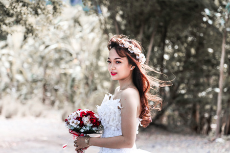 礼服美女外景写真图片