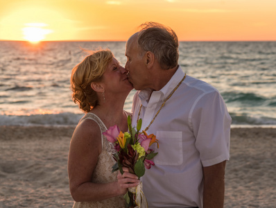 结婚纪念日沙滩婚礼图片