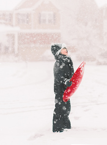 下雪天户外小男孩图片 下雪天户外小男孩图片大全