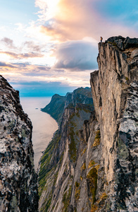 夕阳下海边悬崖和峡谷摄影图片