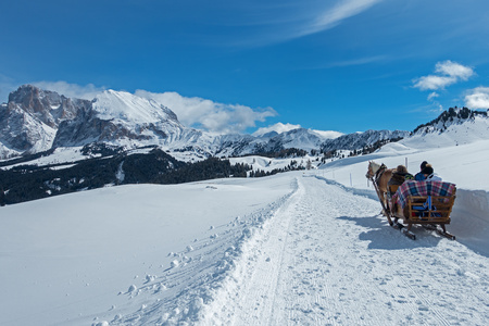 蓝天白云雪山与观光的游客高清图片