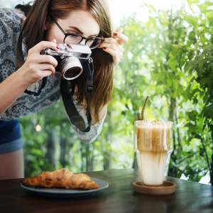 拍摄美食的美女摄影师摄影高清图片