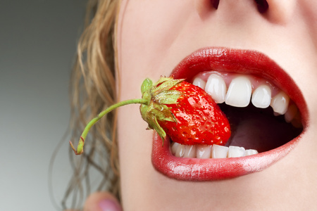 吃草莓的美女红唇特写高清摄影图片