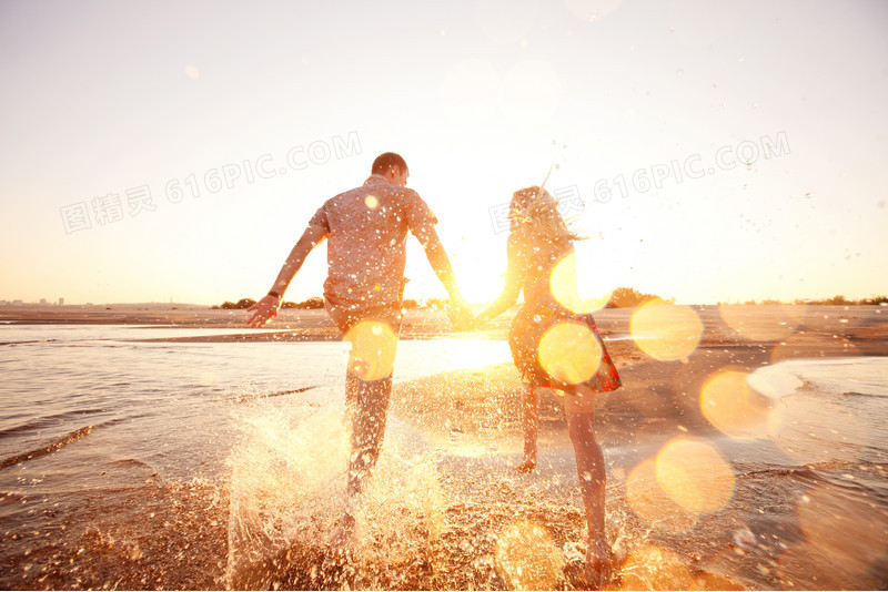 海滩上奔跑的情侣海报背景