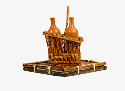 竹篮里的两只棕色的瓷瓶