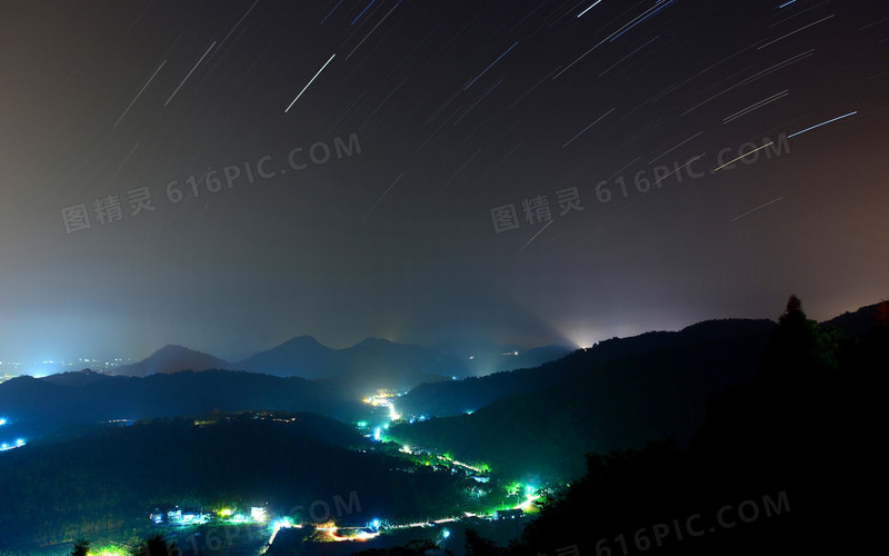 夜空流星划过城市里的灯光