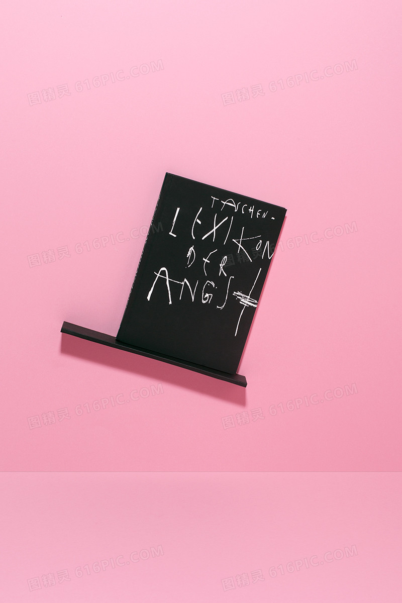 粉色少女黑板背景壁纸