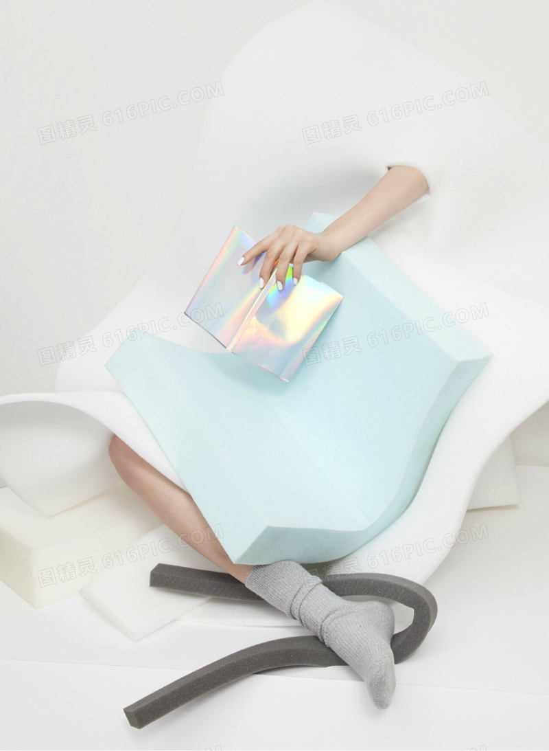 银色手包弯曲的椅子和灰色的袜子