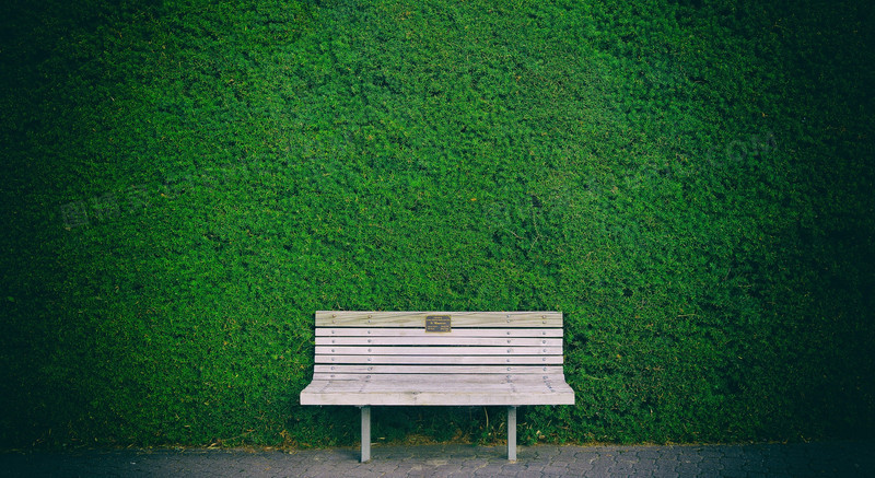 绿色绿草背景白色长凳
