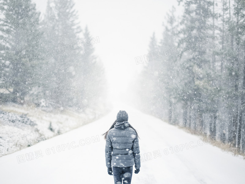 雪地上行走的人海报背景