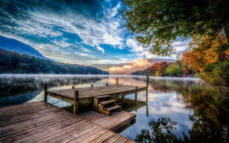 唯美秋天湖泊风景