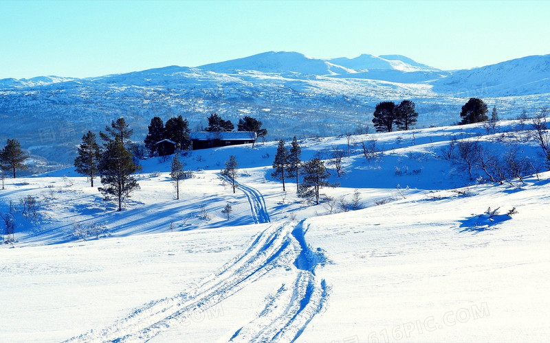 蓝色简约大山雪地