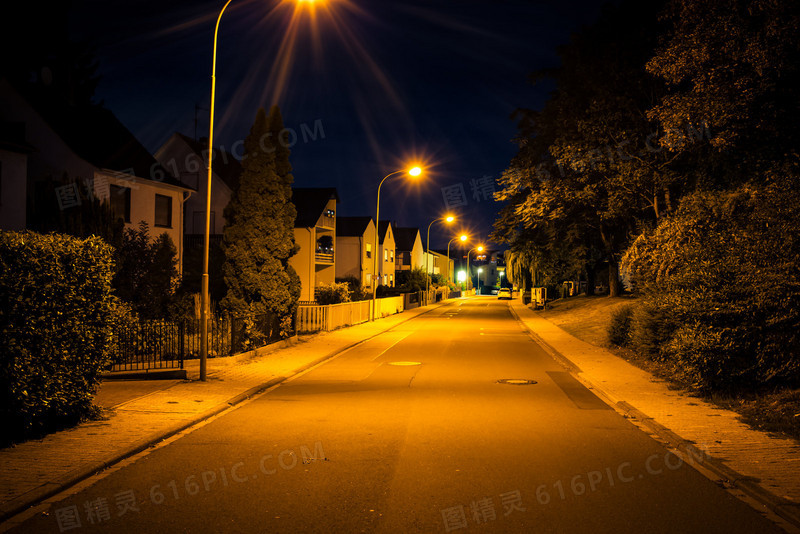 夜晚宁静的小路灯光