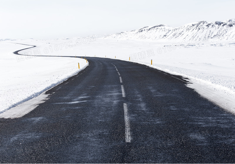 雪后宁静的黑色公路