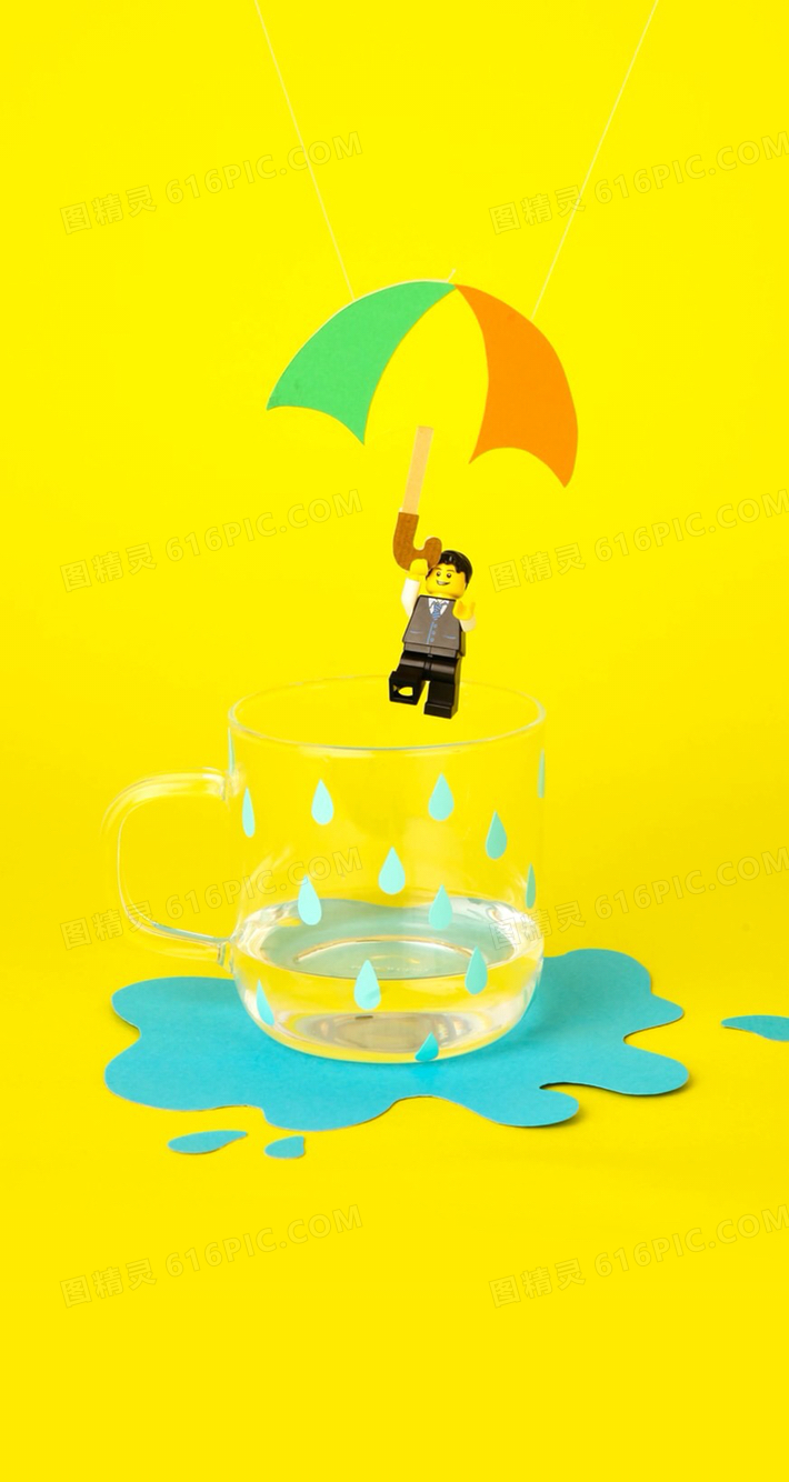 水杯上打伞的乐高玩具海报背景