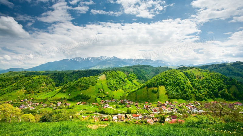 绿色山庄蓝天白云海报背景