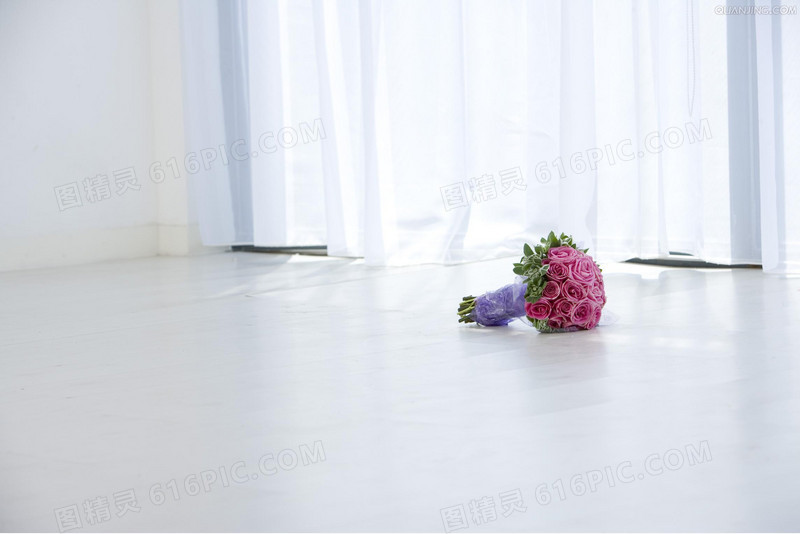 白色地板上的玫瑰花束海报背景