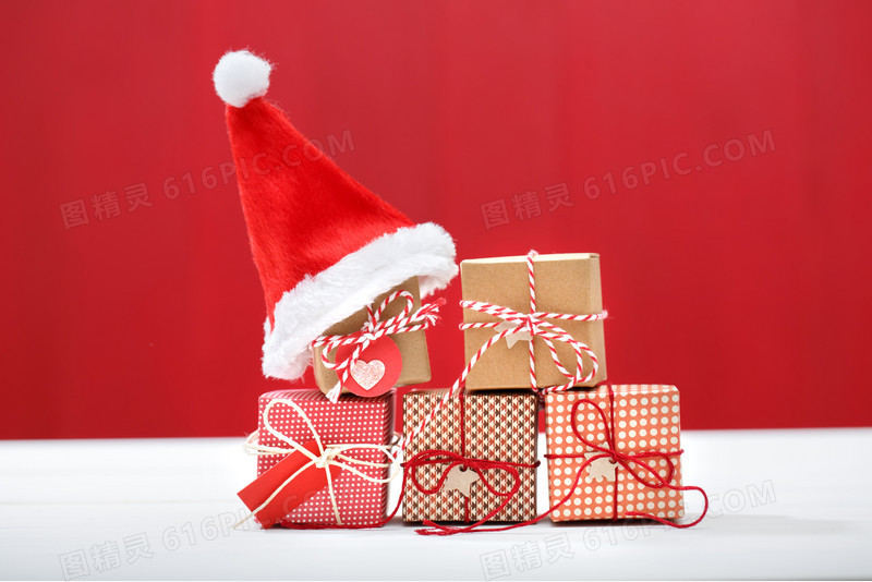 红色的圣诞节礼物与圣诞帽