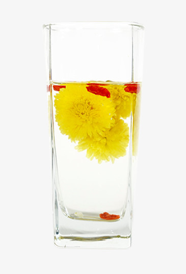 玻璃杯中的菊花茶