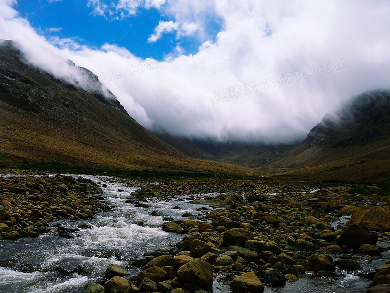 白云小河岩石山峰