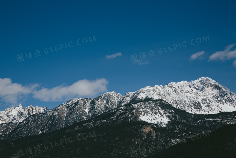 蓝色天空白云高山