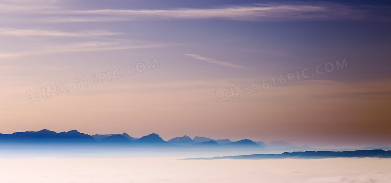 蓝天白云山峰背景