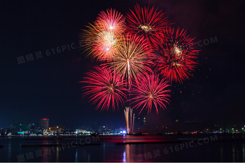 城市夜景与烟花