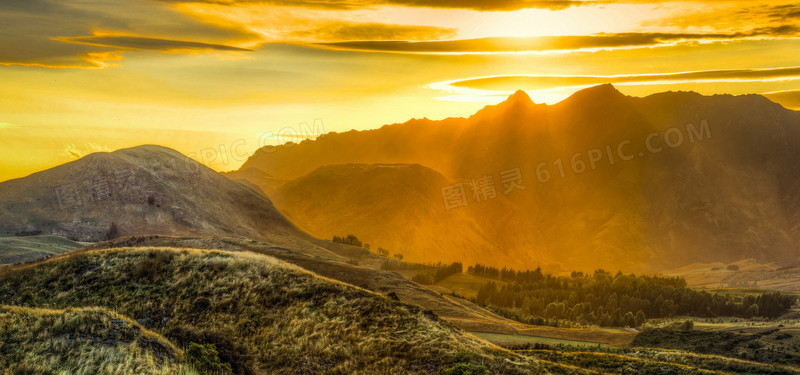 夕阳下的山峰