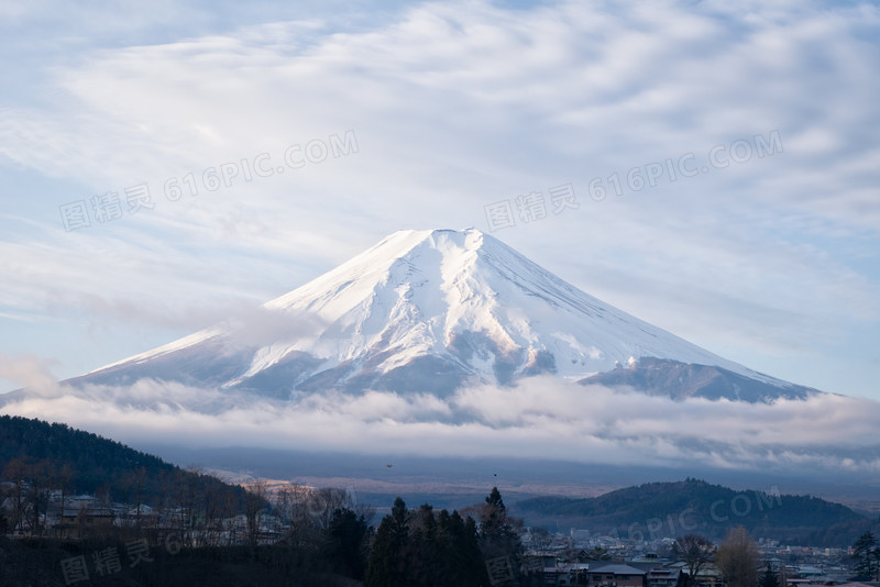 天空云彩雪山树木