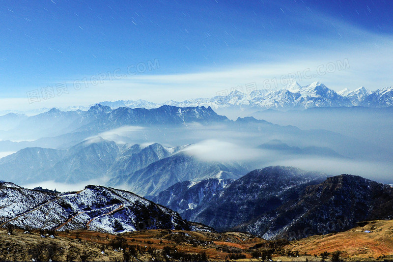 蓝天云雾雪山草地